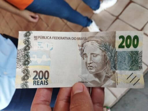 PM prende suspeito que tentava distribuir notas falsas em festa de Água Boa
