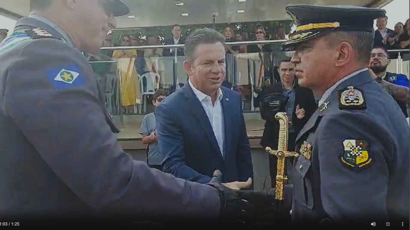 Mauro Mendes oficializa troca de comando da PM