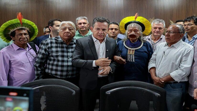 Mauro Mendes busca autorizações federais para pavimentação da MT-322 a pedido do cacique Raoni
